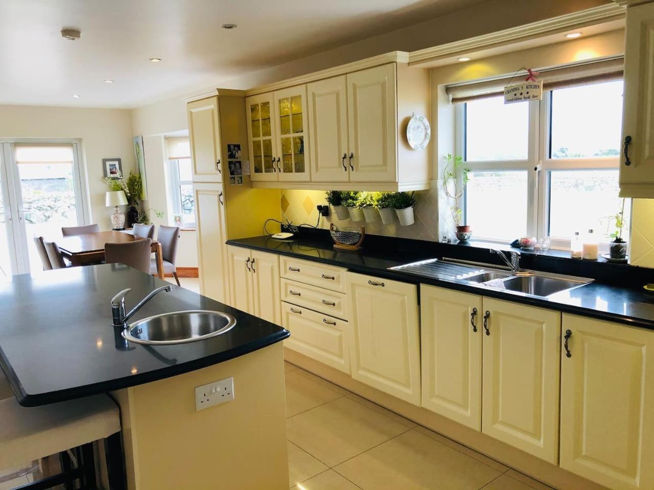 Connemara. 3 Bedroom, 8 Bed, Holiday Home Galway Ngoại thất bức ảnh